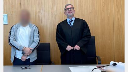 Bild: Aleksandra Bakmaz/dpa
Der Vater steht wegen versuchten Mordes vor Gericht.