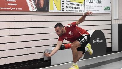 Bild: otr
Manuel Weiß (Bild) und Michael Wehner sind die schnittbesten Kegler in der 2. Bundesliga Mitte. Ob die beiden Leistungsträger des SC Luhe-Wildenau im Spitzenspiel gegen den SC Regensburg aufgrund anhaltender Knieprobleme dabei sein können, entscheidet sich kurzfristig.