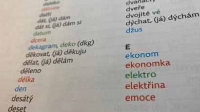Bild: olr
Klingt alles fremd? Expertin Magdalena Becher erklärt, warum Tschechisch für viele Deutsche eine harte Nuss ist.
