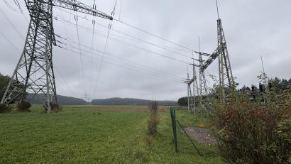 Archivbild: ge
Ein großes Thema der kommenden Wahlperiode: Hier hinter dem Umspannwerk soll der Solarpark entstehen.