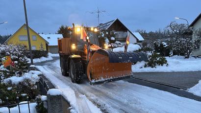 Bild: Siegfried Bock
Tag und Nacht sind Mitarbeiter des Bauhofs mit dem Schneeräumen beschäftigt.