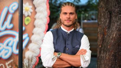 Bild: Felix Hörhager/dpa
Rúrik Gíslason spielt in einer Hundekomödie bei Netflix den Coach Nodon - Start ist am 1. April. (Archivbild)