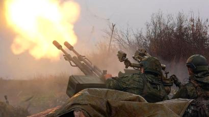 Bild: Uncredited/Russian Defense Ministry Press S/AP/dpa
Angehörige der russischen Streitkräfte, die in der Ukraine gekämpft haben, bekommen möglicherweise künftig kein Visum mehr für die Einreise in die EU. (Archivbild)