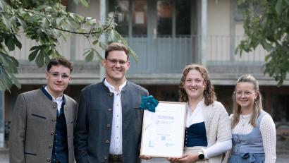 Bild: Dorothee Pleyer
Bei der Preisverleihung in der Kirche St. Hedwig im Gut Heuchelhof an die Waldthurner KLJB der Feier in der Jugendbildungsstätte Unterfranken sind Simon Schwab (links), Antonia Weiß (rechts) sowie Dorothee Pleyer und Johannes Pleyer dabei. Nicht im Bild: Hannah-Sophia Anzer (geb. Hornstein).