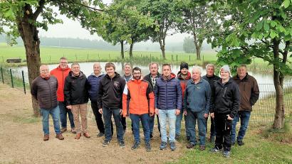 Bild: bsc
Bürgermeister Oskar Schuster (Dritter von links) und die Gemeinderäte Christian Bischof und Reinhard Stummreiter (von links) dankten bei der Einweihung den Voitenthaner Bürgern für die Errichtung eines Zauns um den Dorfweiher. Ortssprecher Christian Trießl (Zweiter von rechts), hatte die Arbeiten im Vorfeld koordiniert.