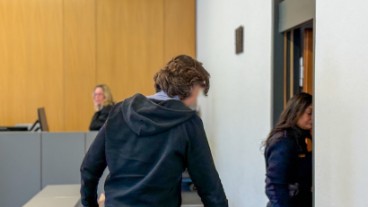 Bild: Leon Karwath
Dem 46-jährige Niederländer wird vorgeworfen, Mitglied in einer Bande gewesen zu sein, die in großen Mengen mit MDMA handelte.