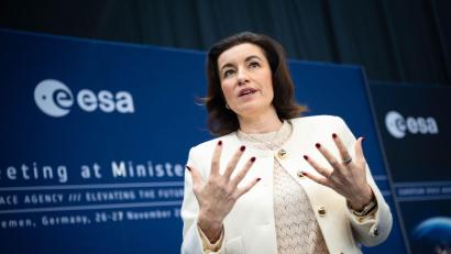 Bild: Sina Schuldt/dpa
Bundesforschungsministerin Dorothee Bär würde gerne zum Mond fliegen. (Archivbild)