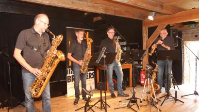 Bild: pi
Die "Sax-Brothers" erhalten viel Beifall beim musikalischen Frühschoppen des Vereins Hoffnung für Menschen.