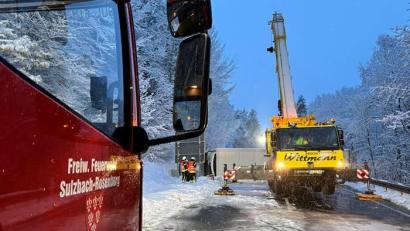 Bild: lei
Schnee und Eis führten auch am Donnerstagmorgen zu Unfällen auf den Straßen in der Oberpfalz. Auf der B85 bei Edelsfeld kippte ein Laster um.