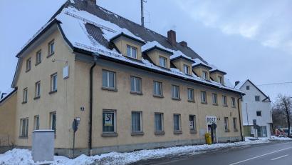 Bild: Paul Zrenner
Seit Herbst 2025 gehört das Postgebäude in der Prinz-Ludwig-Straße der Stadt Waldsassen. Die nicht von der Post genutzten Räume wird künftig das Staatliche Bauamt nutzen, informierte Bürgermeister Bernd Sommer auf Anfrage von Oberpfalz-Medien.