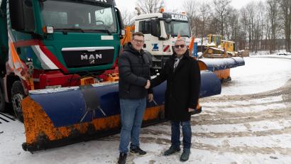Bild: Roland Wellenhoefer
Sebastian Kopp (links) und Harald Ziegler (rechts) bei der Firmenübergabe von Erdbau und Fuhrunternehmen Ziegler in Erbendorf.