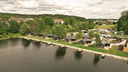 Bild: nza
Mitte April sind die neuen Tiny Häuser direkt am Ufer des Erlenweihers aufgestellt worden. In den vergangenen Wochen folgten die Außenanlagen.