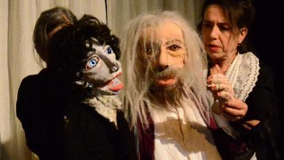 Bild: Helmut Kunz
Der Protagonist der Inszenierung "Auf Bäume klettern" und seine Gattin. Das Publikum erlebte in der Max-Reger-Halle ein nachdenkliches Bühnenstück.