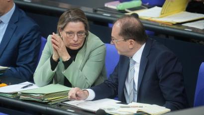 Bild: Michael Kappeler/dpa
Zur Speicherpflicht für IP-Adressen hat es Gespräche zwischen Justizministerin Hubig (SPD) und Innenminister Dobrindt (CSU) gegeben. (Archivfoto)