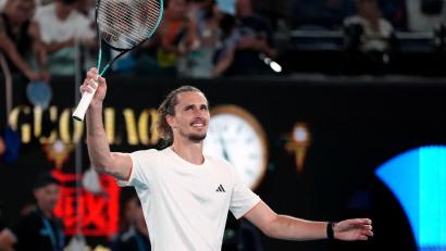 Bild: Dar Yasin/AP/dpa
Alexander Zverev will auch nach seinem Halbfinale gegen Carlos Alcaraz jubeln.