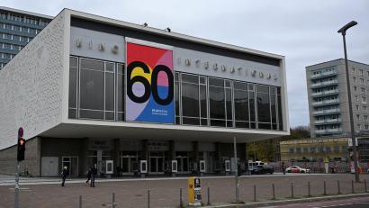 Bild: Jens Kalaene/dpa
Das Kino International wird nach der Sanierung früher eröffnet als bisher geplant war. (Archivbild)