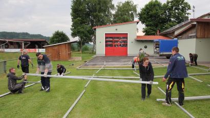 Bild: kro
Am Montagabend begannen die Arbeiten für den Aufbau des Festzeltes. Die Feuerwehr Thanhausen feiert am Pfingstwochenende ihren 150. Geburtstag.