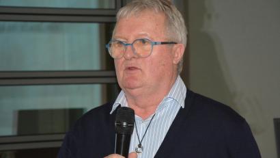 Bild: jr
Herbert Lößl kritisierte die Ungleichbehandlung bei der Plakatierung für die anstehende Kommunalwahl. Während sich die "Zukunft Stadt Mitterteich" daran halte, kümmere sich die "Königliche CSU" nicht darum.