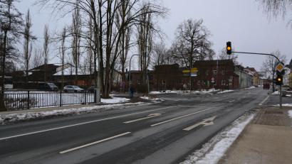 Bild: Thorsten Schreiber
Die Pläne der W.I.V.-Unternehmensgruppe aus Weiden für eine Neugestaltung der Bahnhofstraße in Tirschenreuth liegen schon in der Schublade. Der Bauhof (links) und Gebäude an der Ampelkreuzung wie die Bücherei (Mitte, rechts) sind Teil des Konzepts. Um dort bauen zu können, müssen Bauhof sowie Stadtwerke jedoch zunächst ausziehen und an anderer Stelle neu gebaut werden. Das wird noch mindestens bis 2030 dauern.