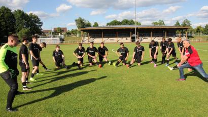 Bild: kro
Winfried Neubauer (rechts) beim Aufwärmen mit den A-Junioren des TSV Waldershof vor einem Punktspiel bei der SpVgg Wiesau.