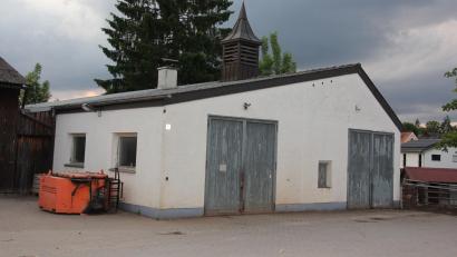 Bild: kro
Dieses Gebäude am Bauhof, das abgerissen und durch ein neues ersetzt werden hätte sollen, ist aktuell auf Eis gelegt. Das Veraltungsgericht Regensburg hat die Baugenehmigung "kassiert", so der Bürgermeister.