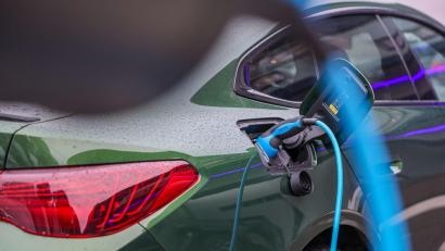 Bild: Jan Woitas/dpa
Auch dank eines hohen Elektroanteils hat BMW seine CO2-Flottenziele in Europa erreicht. (Archivbild)