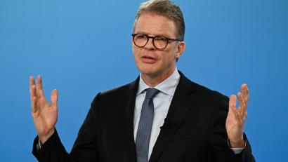 Bild: Arne Dedert/dpa
Nach Razzia wegen Geldwäscheverdachts: Konzernchef Sewing sagt Zusammenarbeit mit den Behörden zu. (Archivbild)