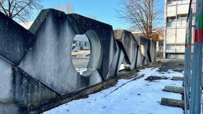 Bild: Gabi Schönberger
Seit Monaten ist die "Käsemauer" am Kepler-Gymnasium eingezäunt. Risse im Mauerwerk gefährden die Standsicherheit. Die lose aufeinandergelegten Schrägelemente könnten kippen. Ihr bereits beschlossener Abriss wird noch einmal geprüft.