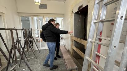 Bild: Lara Schmaus, Stadt Schwandorf
Im Mittelpunkt des barrierefreien Umbaus steht der Einbau eines Aufzugs, der alle Stockwerke miteinander verbindet. Der Schacht dafür wurde bereits errichtet. Künstlerhaus-Leiter Jürgen Dehm (hinten) und Jakob Neidl vom Hochbau bei der Stadt Schwandorf besichtigen die Baustelle.