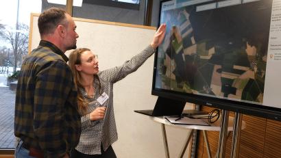 Bild: Hirsch
Tennet-Mitarbeiterin Amelie Lindner erklärte den Besuchern den Trassenverlauf der neuen Ostbayernachse.