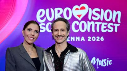 Bild: Roland Schlager/APA/dpa
Das Moderatoren-Duo für den ESC im Mai in Wien steht fest: Victoria Swarovski und Michael Ostrowski.