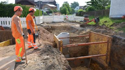 Bild: jr
Zügig voran gehen die Bauarbeiten in der Klostergasse in Kondrau, aktuell wird der alte Schmutzwasser- und Regenwasserkanal ausgewechselt, die Arbeiten sollen heuer noch abgeschlossen werden. Asphaltierungsarbeiten sollen zum Teil noch heuer, der Rest dann im kommenden Jahr fertiggestellt werden. Die Arbeiten führt die Firma Gollwitzer aus Floß aus.