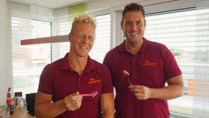 Archivbild: jut
Dominik Greiler (links) und Christoph Micko haben einen Rasierer für die Haare zwischen den Pobacken entwickelt.