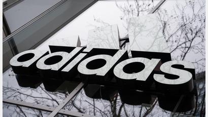 Bild: Christophe Gateau/dpa
Der Sportartikelkonzern Adidas hat für das abgelaufene Jahr 2025 einen Rekordumsatz bekanntgegeben. (Archivbild)