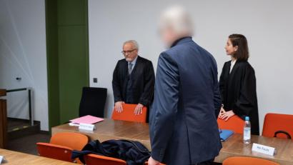 Bild: Lukas Barth-Tuttas/dpa
Vor Gericht erschien nur einer der beiden Angeklagten. (Archivbild)