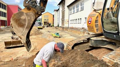 Bild: Gabi Schönberger
Die Löcher und Erdhügel im Pausenhof zwischen Grund- und Mittelschule verschwinden. Im neuen Schuljahr dürfen die Schüler das Gelände wieder nutzen.