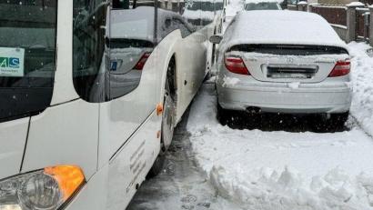 Bild: Petra Hartl
Der Bus kam auf der schneebedeckten Straße ins Rutschen, es ging weder vor noch zurück – zwischen Bus und geparktem Auto waren nur noch wenige Millimeter.