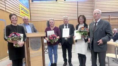 Bild: Alexander Hörl
Die Geehrten auf dem Neujahrsempfang Pullenreuth waren (von links) Eva-Maria Panzer (Bürgermedallie), Bürgermeister Hubert Kraus, Elisabeth Fenzl (Bürgermedallie), Ehrenbürger Martin Greger und Gabi Hawranek (Dankesurkunde) sowie Egon Schraml.