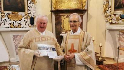 Archivbild: gz
Pfarrer Herbert Zimmermann feierte 2019 mit einer Festmesse das Goldene Priesterjubiläum mit Pfarrer Erwin Bauer (links) in seiner Heimat Eslarn.