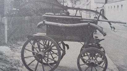 Archivbild: Archiv Feuerwehr Moosbach
So sah die Moosbacher Feuerwehr-Spritze um die Jahrhundertwende aus: Das Bild findet sich in der Festschrift zum 150-Jährigen.