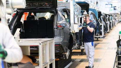 Bild: Julian Stratenschulte/dpa
Autoindustrie in der Krise? Hersteller machen weiter Milliardengewinne. (Archivbild)