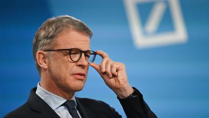 Bild: Florian Wiegand/dpa
Verspricht nach der Razzia Aufklärung, will sich davon aber nicht bremsen lassen: Deutsche-Bank-Chef Christian Sewing.