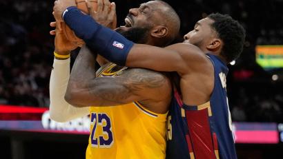Bild: Sue Ogrocki/AP/dpa
LeBron James (links) wird in Cleveland gefeiert, geschenkt wird ihm nichts.