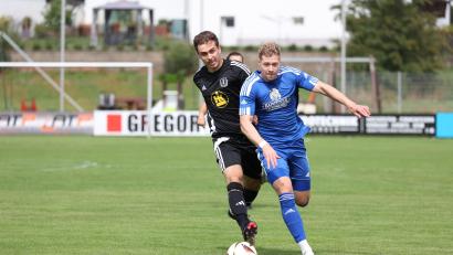 Archivbild: Dieter Jäschke
Sebastian Striegl (rechts) vom TSV Eslarn ist der Spieler des Jahres 2025 – gewählt von den Followern des Fehlpass-Podcasts.