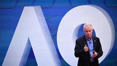 Bild: James Ross/AAP/dpa
Australian-Open-Boss Craig Tiley will mit den Tennisprofis über die vielen Kameras auf der Anlage reden.