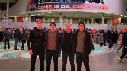 Bild: Samanski/privat
Von links nach rechts: Neal, Noah, John und Patrik Samanski im "Oil Country". Zum NHL-Debüt von Josh Samanski reiste auch eine kleine Delegation der Samanski-Familie nach Edmonton.