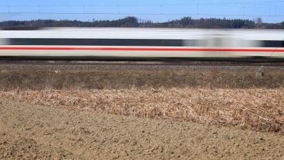 Bild: Karl-Josef Hildenbrand/dpa
Die bisherige ICE-Strecke zwischen den benachbarten Großstädten Augsburg und Ulm soll durch eine neue Trasse ersetzt werden. (Archivbild)