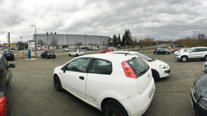 Bild: Gabi Schönberger
Vor allem Mitarbeiter des Klinikums nutzen den Parkplatz gegenüber der Mehrzweckhalle, Am Langen Steg. Auch bei Veranstaltungen wird er benötigt. Wohnmobilstellplätze wird es in absehbarer Zeit hier keine geben.