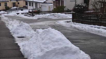 Bild: bö
Wohin mit den Schneemengen? Die Verrichtung des Winterdienstes war ein einigen Siedlungsstraße, so wie hier in der Gartenstraße sehr fordernd gewesen. Bürgermeister Erich Meidinger appellierte an die Vernunft der Hausbesitzer, die Fahrbahn freizuhalten.