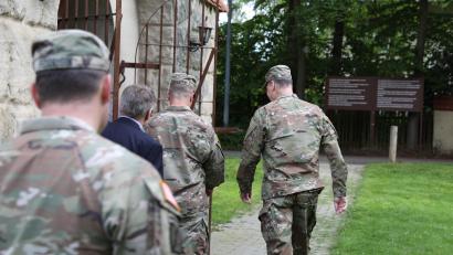 Bild: Maj. Micah Welch/ US Army
Hier betritt Brigadegeneral Steven Carpenter (Zweiter von rechts), der Kommandeur in Grafenwöhr, den historischen Wasserturm auf dem Truppenübungsplatz. zum 250. Geburtstag der Army öffnet das Gebäude auch – aber nur für Angehörige der US-Armee.